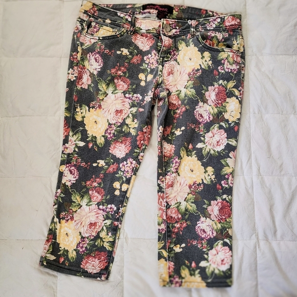 Almost Famous Women's Floral Capri Pants - Size 11 - Picture 1 of 3